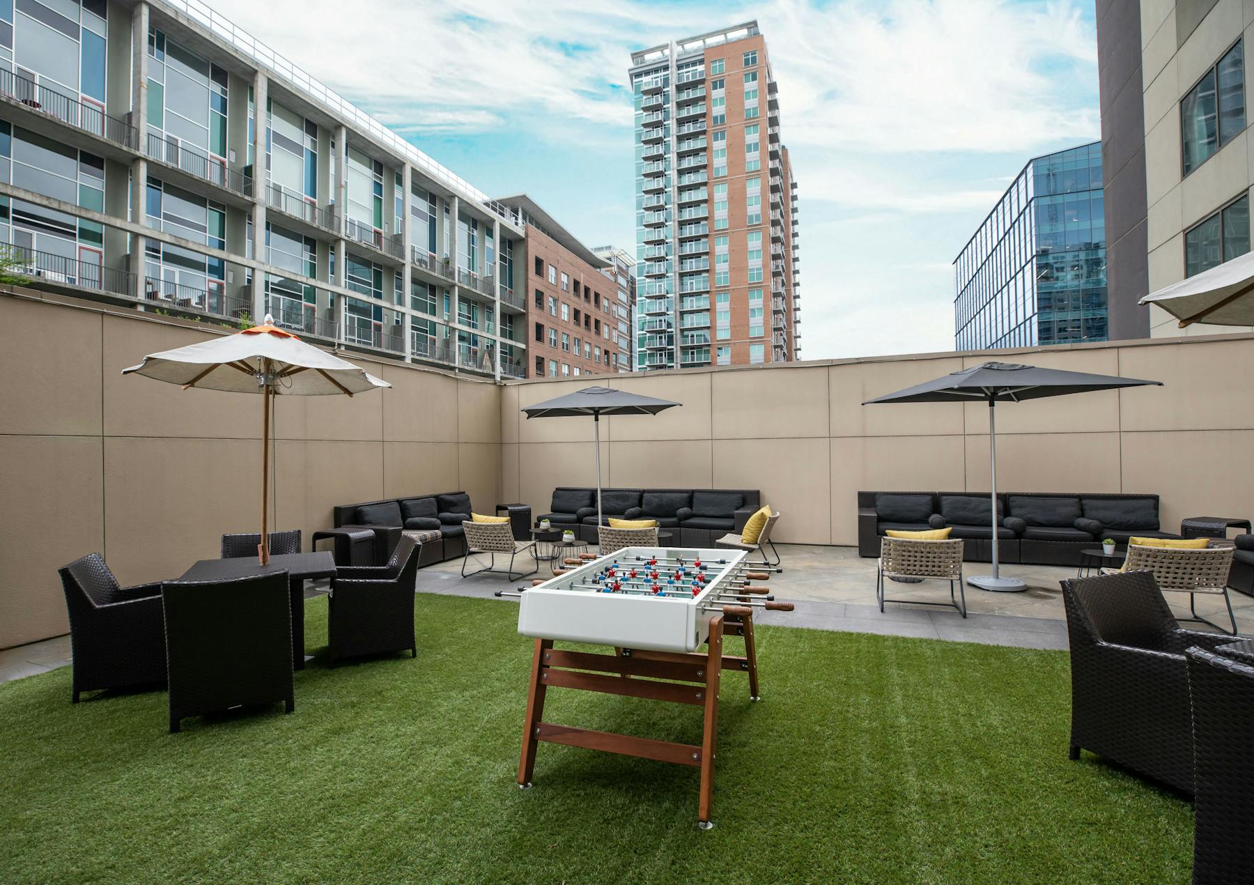 a group of lawn chairs sitting on top of a building