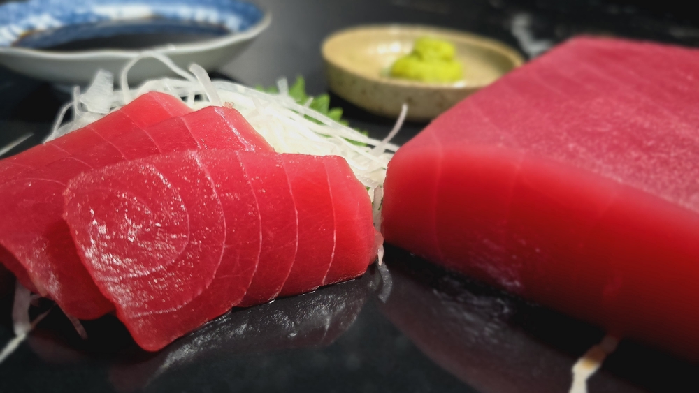 Yellowfin tuna next to ginger and wasabi