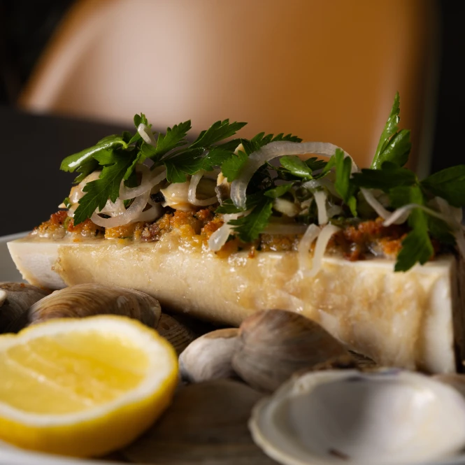 Bone marrow with clams