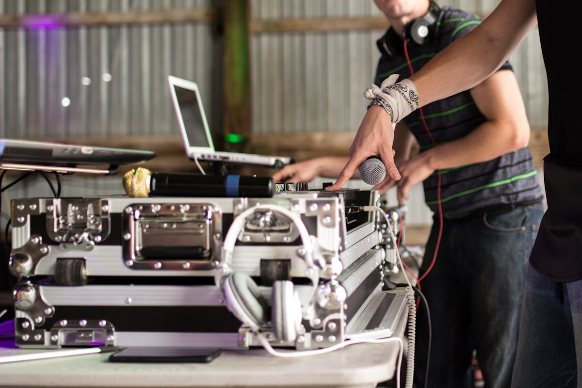DJ