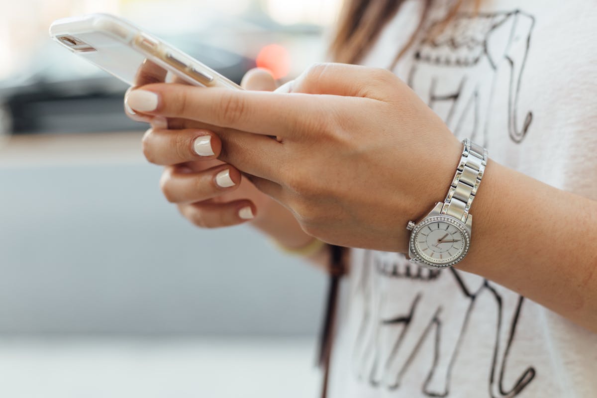 a hand holding a cell phone