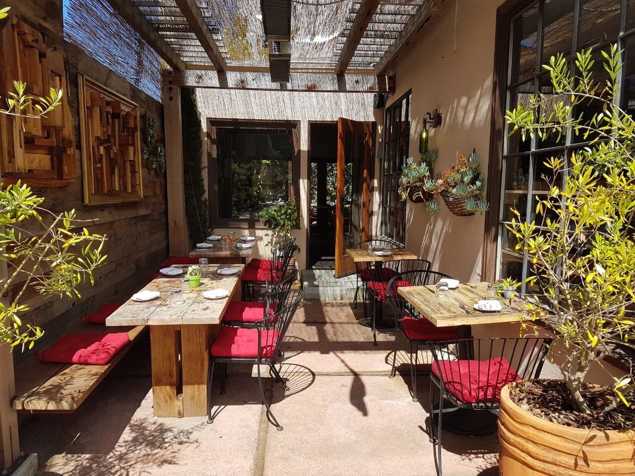 italian restaurant outdoor patio dining tables