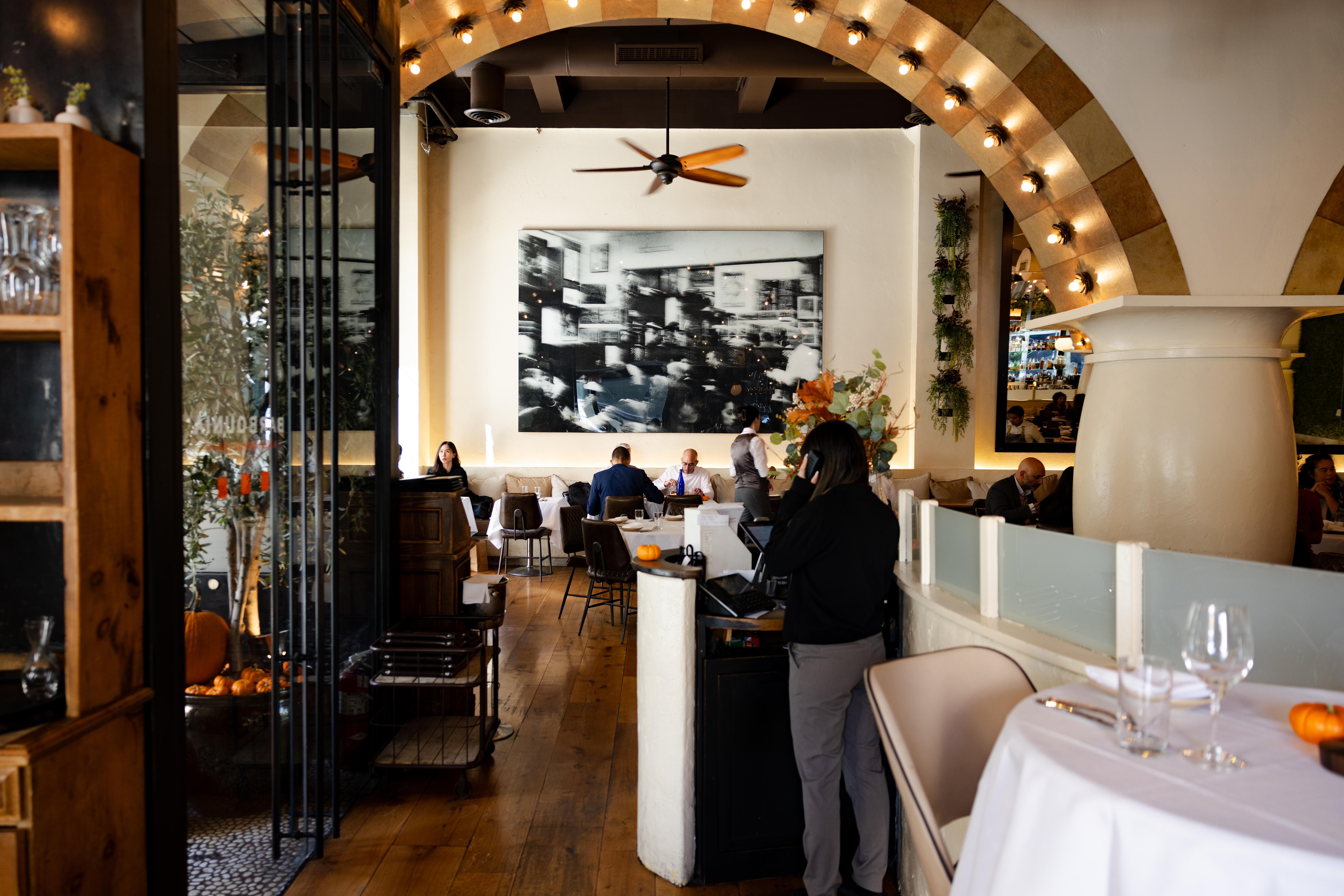 a room with a large mirror