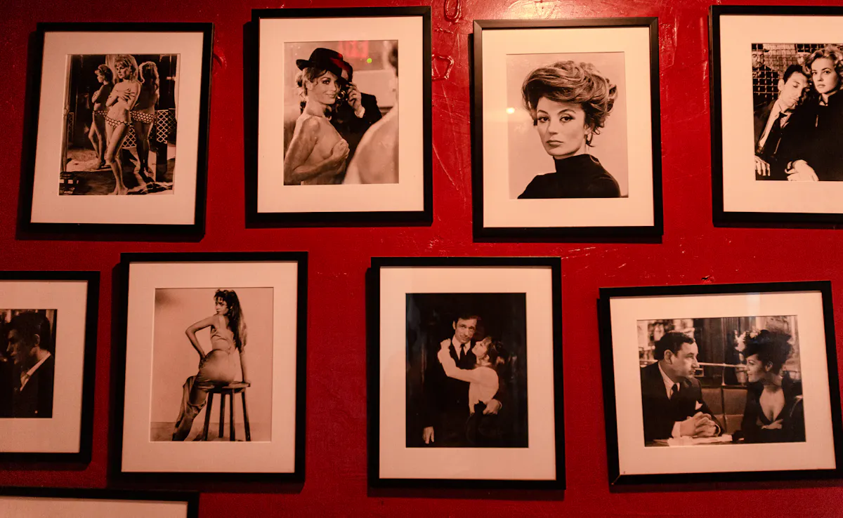 Anouk Aimee, Jeanne Moreau are posing for a picture