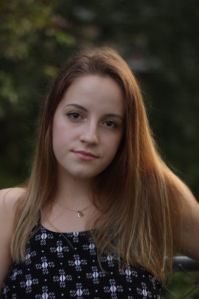 a close up of a woman