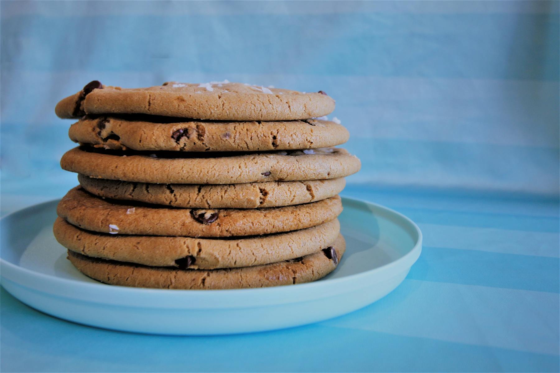 a blue and white plate sitting on a table