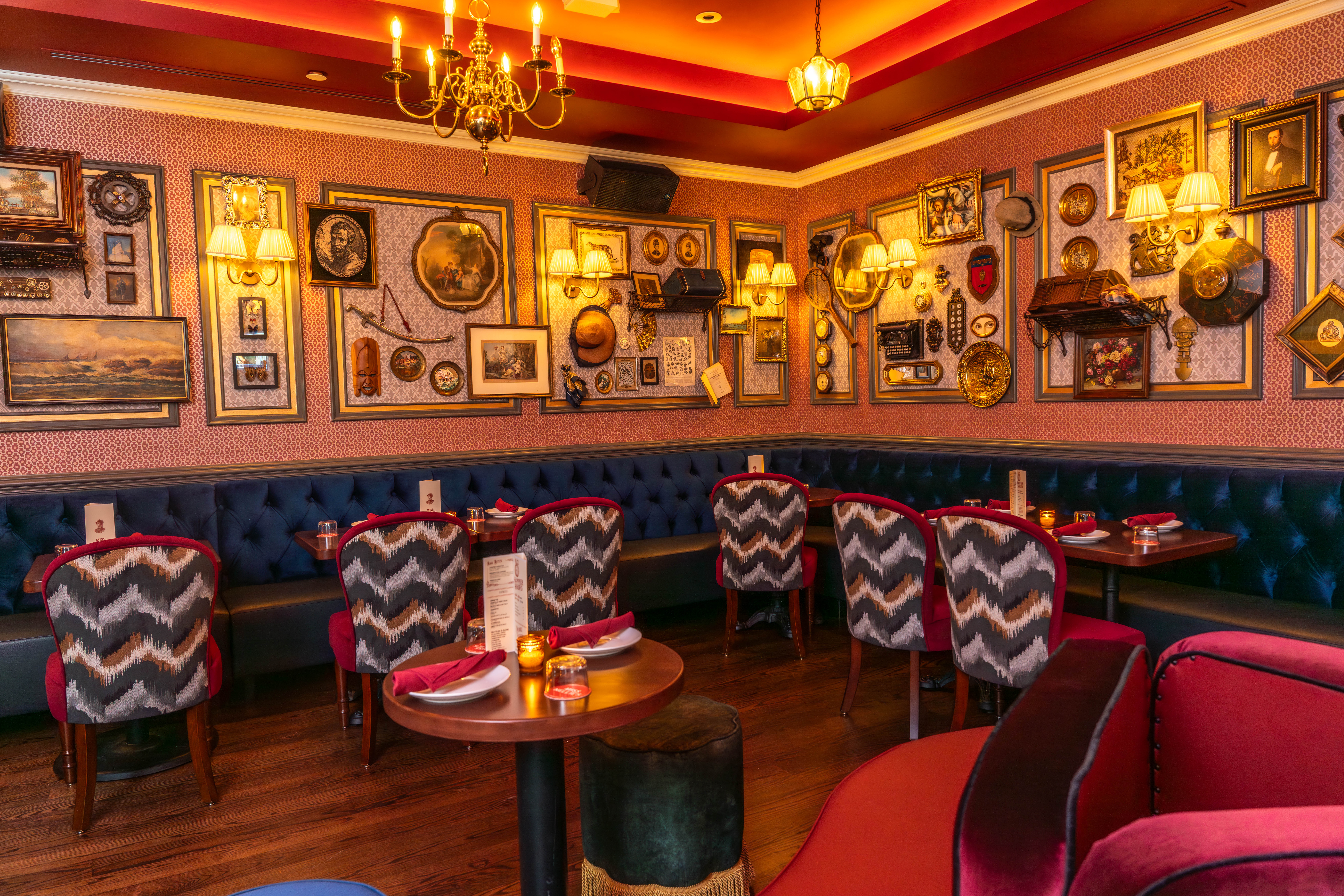 a room filled with furniture and a table in a restaurant