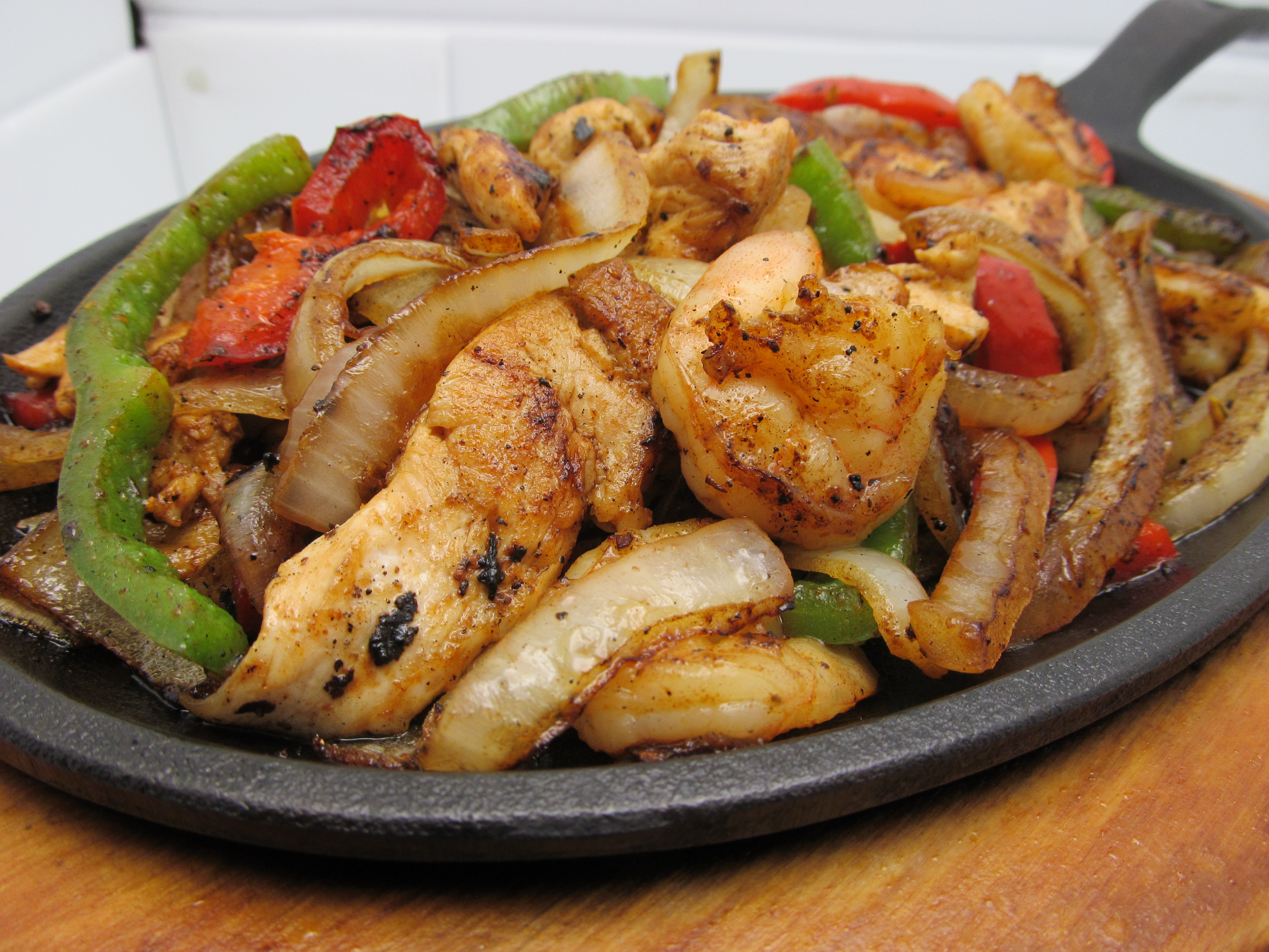 a cast iron of chicken fajitas