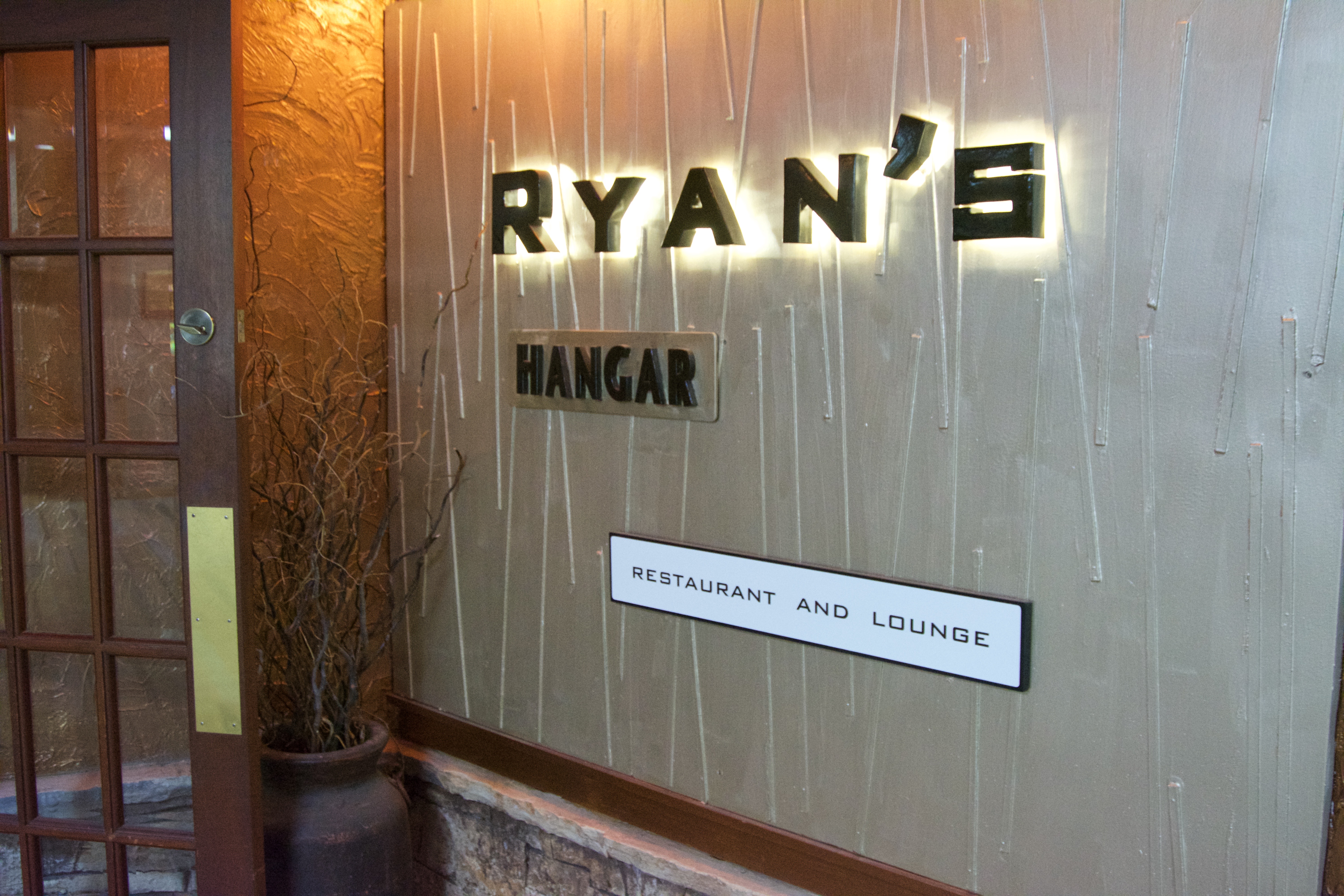 About | Ryans Hangar Restaurant