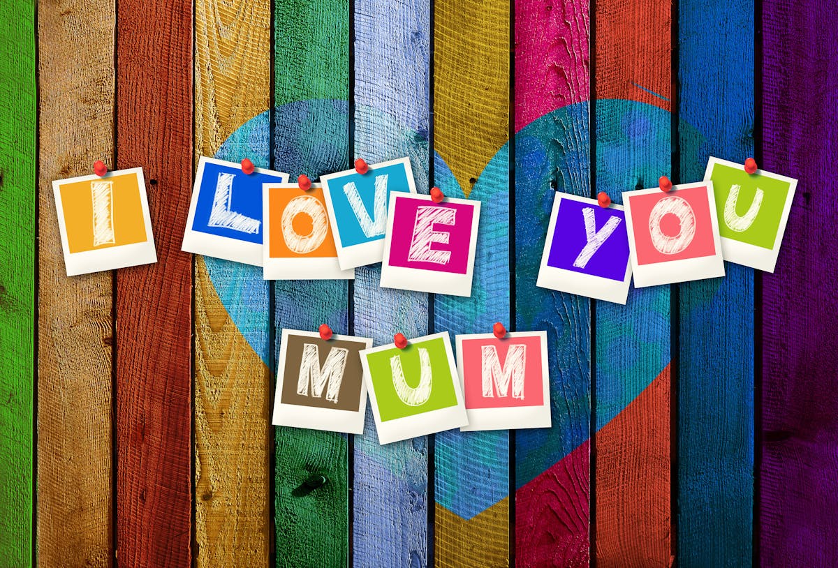 I love you mom message with different colors