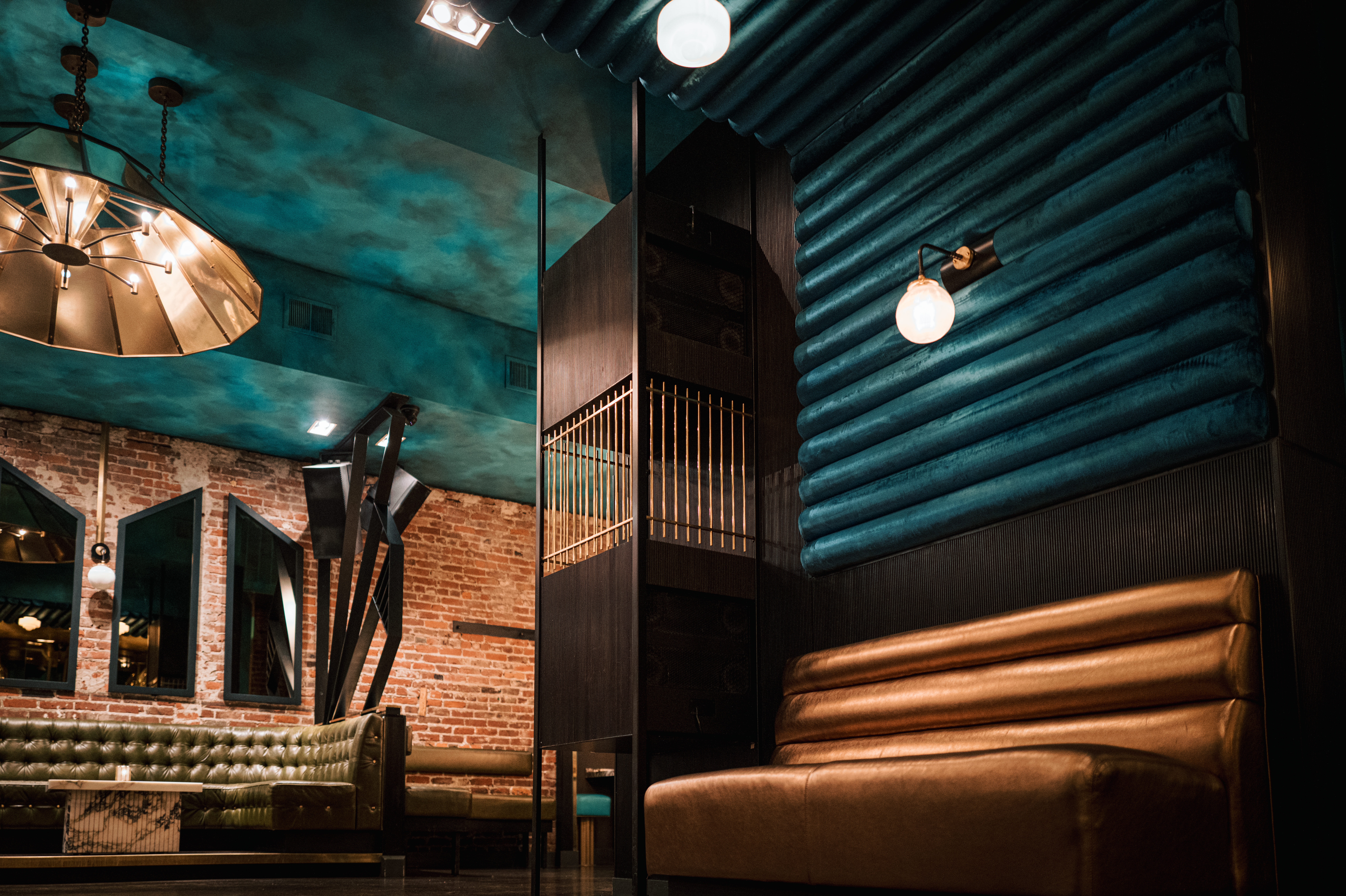 a room with a large mirror