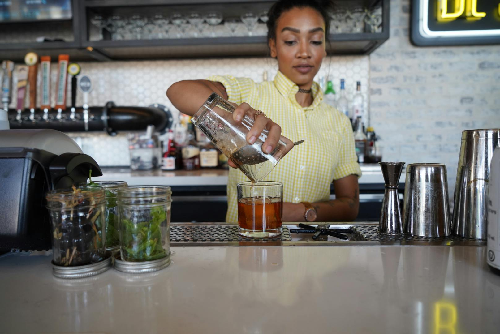  bartender making old fashioned